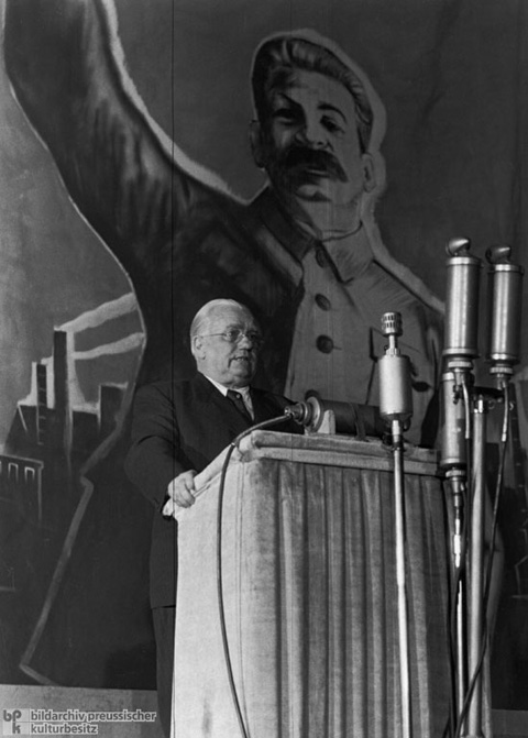 Wilhelm Pieck bei einer Rede im Friedrichstadt-Palast in Berlin (Ost) (um 1950)
